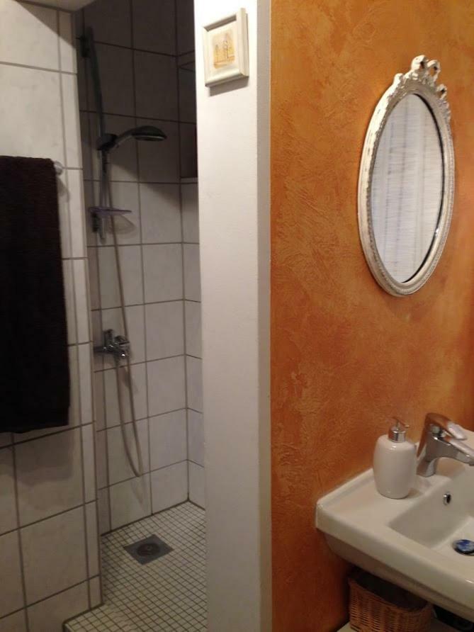 Ferienwohnung Mit Garten In Koeln Esterno foto